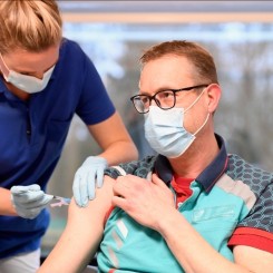 Ambulanceprofessionals gevaccineerd tegen het coronavirus